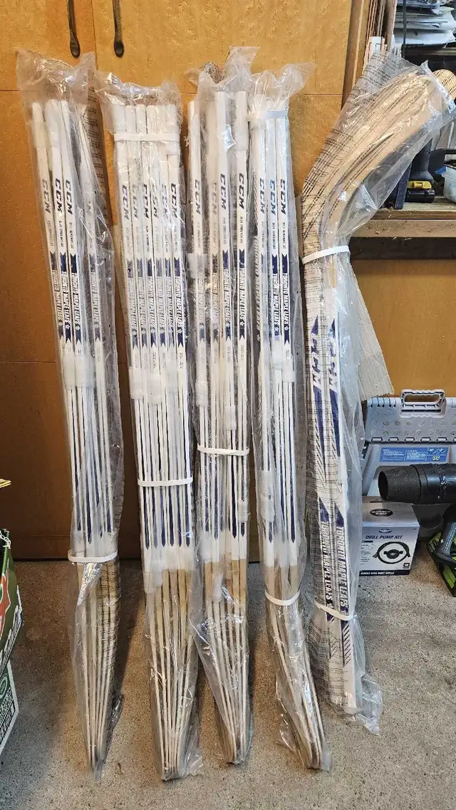 Toronto Maple Leaf branded youth Hockey stick in Hockey in City of Toronto - Image 6