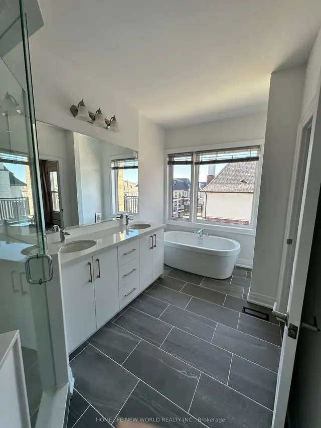 End Unit Townhouse for Rent in Oak Ridges $4000 in Long Term Rentals in Markham / York Region - Image 13
