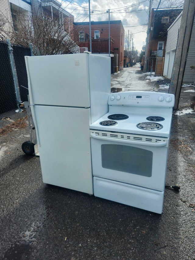 Four et frigo blanc  dans Cuisinières, fours et fourneaux  à Ville de Montréal - Image 2