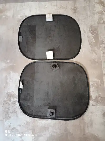 1 pair of Axius suction cup mounted collapsable sunshades. NEW, never used. 45cm x 36cm Collapse dow...