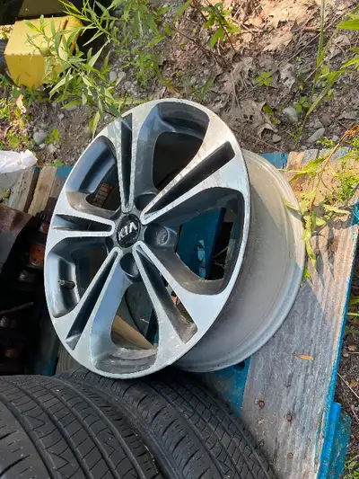 One Kia rim 17 inch diameter