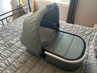 UPPAbaby V2 Bassinet Emmett, Sheets, & Stand, View more