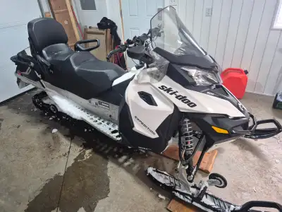 Expedition Sport 2018 en excellente condition. Bas km pour l'année. Plusieurs options ont été instal...
