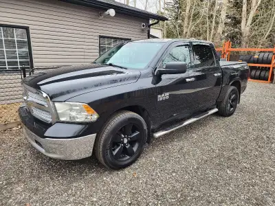 V8 HEMI. CREW CAB. 4X4. TOWING PACKAGE. BACKUP CAMERA. POWER REAR SLIDER. BRAND NEW TIRES. NEW CLUTC...