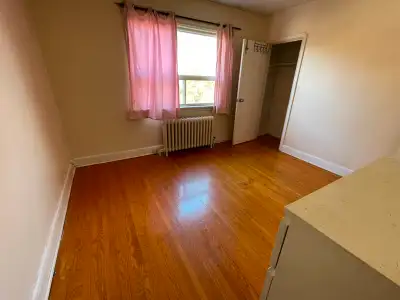 1 bedroom available in a 3 bedroom shared unit, 2nd floor of a house. location is annex downtown tor...