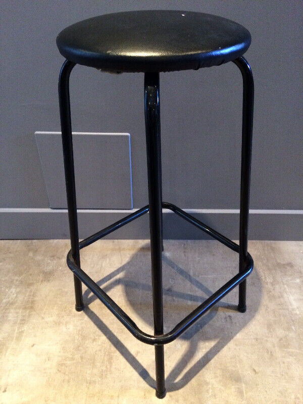 1 TABOURET BAR MODERNE NOIR EN MÉTAL MODERN BLACK BAR STOOL dans Art et objets de collection  à Ville de Montréal - Image 3