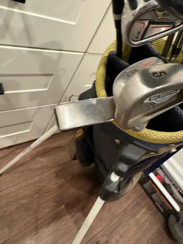 women’s right handed golf clubs and bag  in Golf in Guelph - Image 7