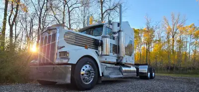 Selling my 1990 kenworth w900 007 James bond LIMITED EDITION 444XT Cummins with 10000miles on rebuil...