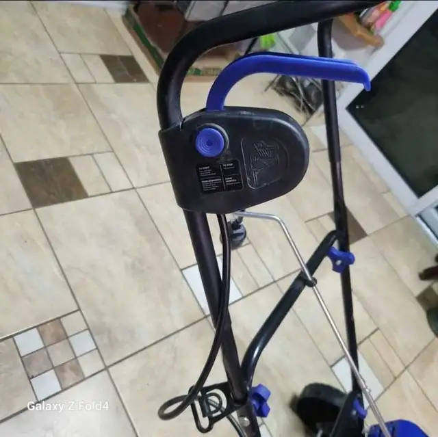 SNOW BLOWER  SnowJoe SJ627E in Snowblowers in City of Montréal - Image 3