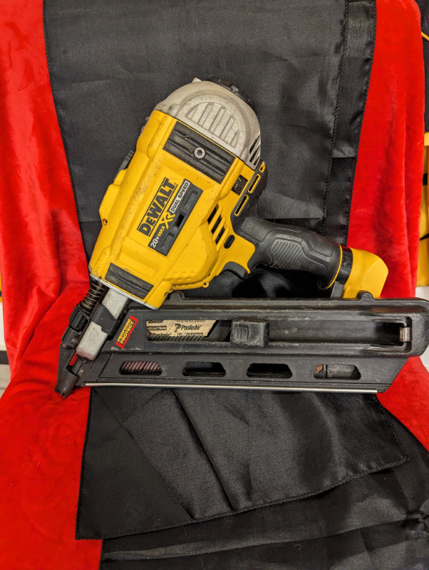 DEWALT DCN690 CORDLESS FRAMING NAILER ~with 4 Ah Battery in Power Tools in Hamilton - Image 2