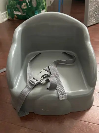 This is a used Safety 1st Table Tot Booster seat, perfect for toddlers! It features a 3-point safety...