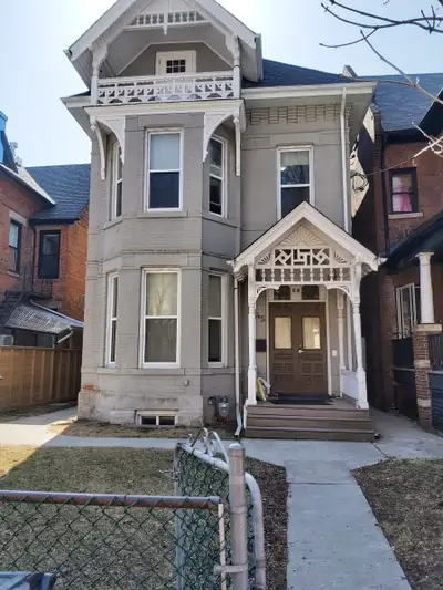 Furnished room in cozy downtown townhouse, August 1 (Short-term)