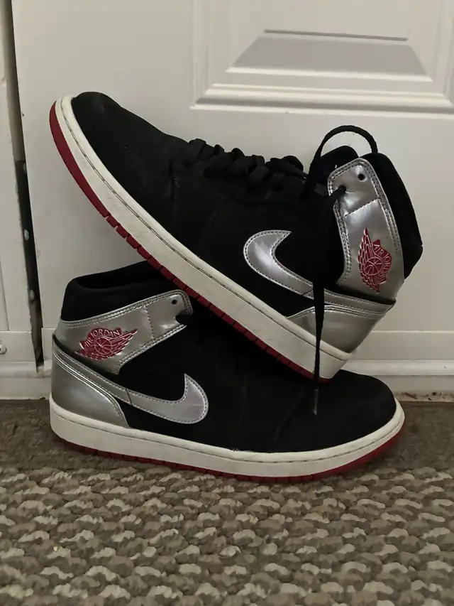 Air Jordan 1  Mid size 9.5 in Men's Shoes in Mississauga / Peel Region - Image 2