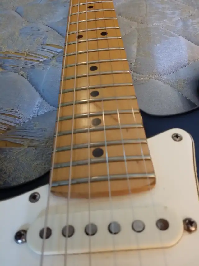 Vintage 1988 Fender Stratocaster Standard USA Gaucher Avec Etui in Guitars in City of Montréal - Image 7