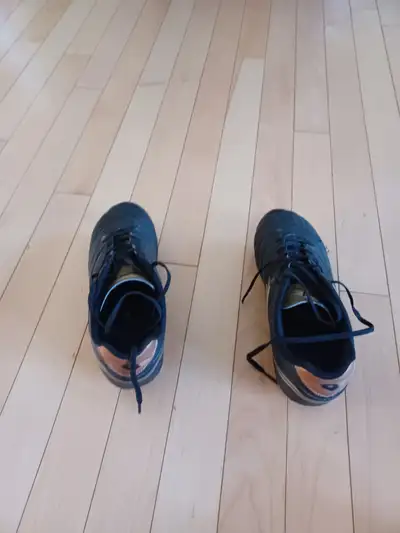 Chaussures de soccer enfant size 4, View more