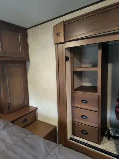 Open range 288 mesaridge , 3 slide outs , couch ,2 chairs , kitchen table , island in the middle, su...
