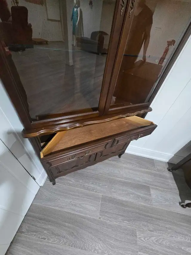 Malcolm Furniture China Cabinet and matching side table. in Hutches & Display Cabinets in Mississauga / Peel Region - Image 4