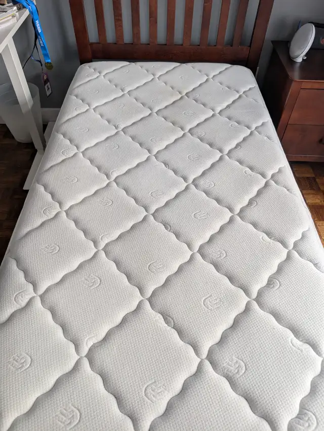 Lit simple avec matelas et draps in Beds & Mattresses in Longueuil / South Shore - Image 4