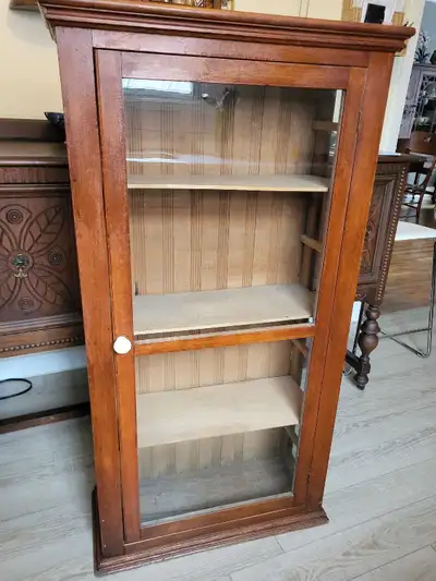 Display case with three shelves. Originally had seven. You could add four yourself if wanted. Shelve...