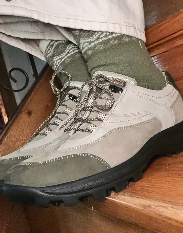 NWT orthopedic Hiking shoes. Women’s wide shoes  size 10w in Women's - Shoes in Oshawa / Durham Region - Image 10