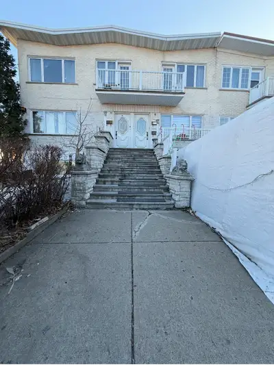 CHERCHEZ-VOUS UN PROPRIETÉ A SAINT LEONARD? NE CHERCHEZ PLUS! UN BEAU 3PLEX AVEC VÉRANDA A 4 SAISON...