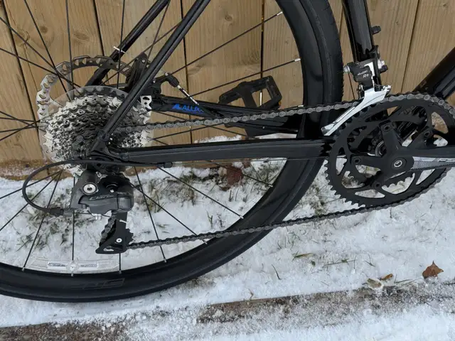 Like new Giant Gravel bike Size 56 cm in Road in St. Catharines - Image 5