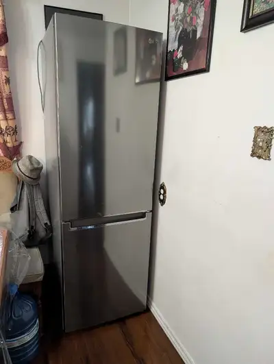 This sleek LG bottom freezer refrigerator offers a modern look for your kitchen while providing exce...