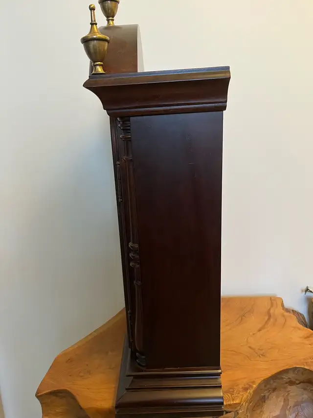 Vintage Ethan Allan Pendulum Chiming Mantle Clock Mahogany Brass in Home Décor & Accents in City of Toronto - Image 7