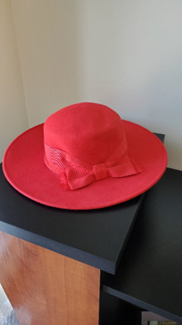 RED LADIES HAT WITH BOW