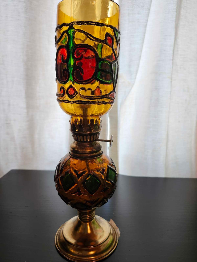 Stained glass oil lamp in Home Décor & Accents in Winnipeg - Image 2