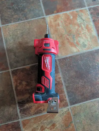 This pre-owned Milwaukee M12 cordless right angle drill is the perfect companion for reaching those...