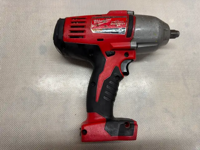 Milwaukee M18 1/2” High Torque Impact Wrench w/Friction Ring in Power Tools in Oakville / Halton Region - Image 3