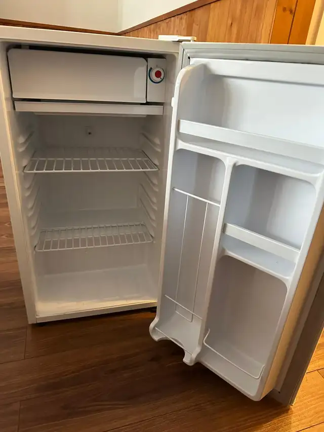 petit frigo / small fridge  in Refrigerators in Laurentides - Image 6