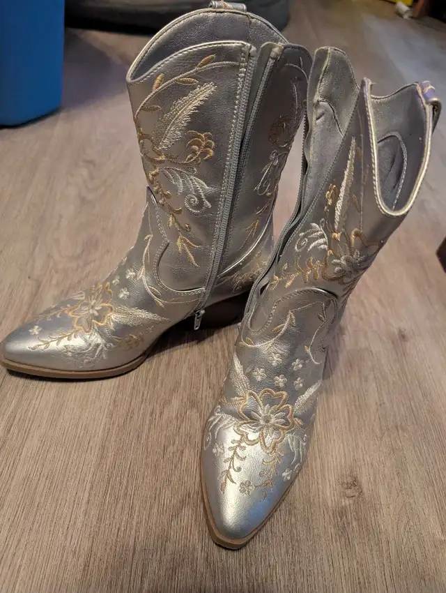 Fancy cowboy boots for women  in Women's - Shoes in Medicine Hat - Image 2