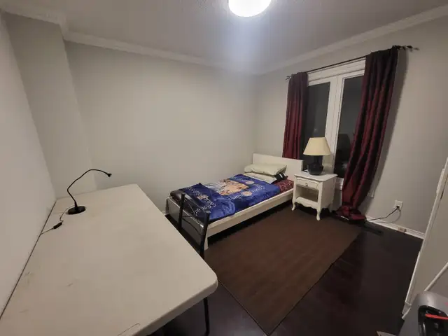 Furnished Bedroom for Student or Professional in Room Rentals & Roommates in City of Toronto - Image 10