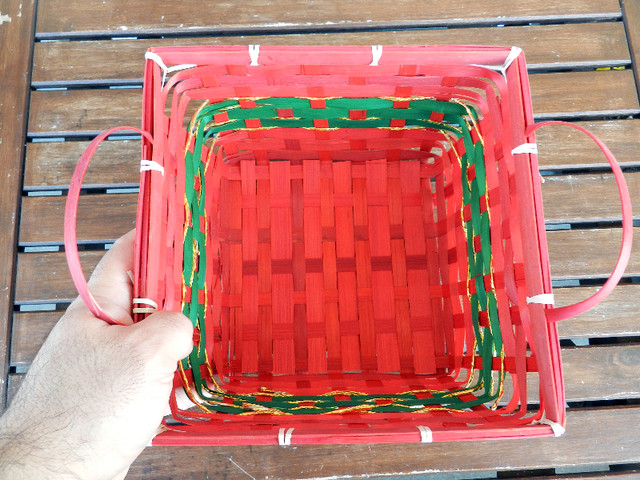 All NEW Handmade Christmas Red and Green Woven Baskets in Home Décor & Accents in Belleville - Image 4