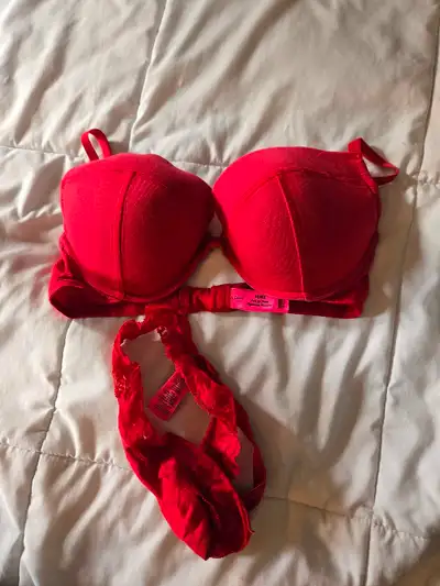 This La Senza bra and panty set is a vibrant red and in good condition. The bra is a size 36D and th...