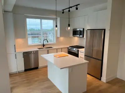3 bedroom 2 bath Top Floor Corner Unit
