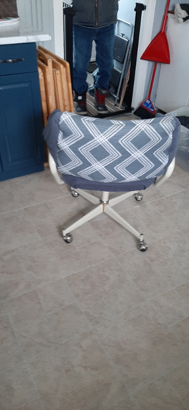 4 chairs for sale in Chairs & Recliners in Timmins - Image 2