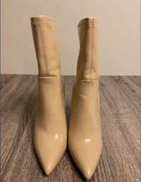 *NEW* TAN PATENT POINTED BOOT in SIZE 9