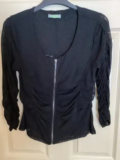 TRÈS BELLE VESTE NOIRE DE DOLCEZZA EN FILET, PAS DISPENDIEUSE., View more