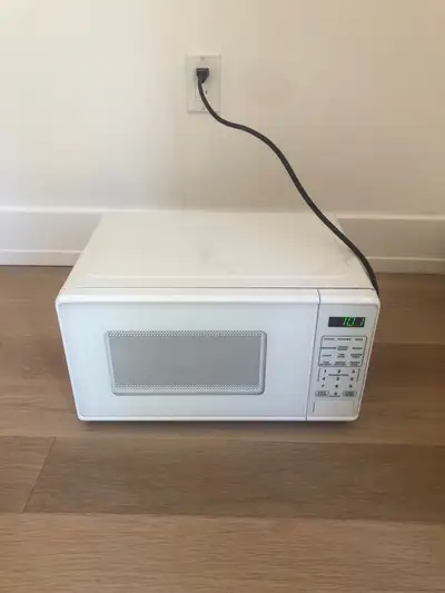 Microwave (Mainstays, White, 0.7 cu ft, 700W), View more