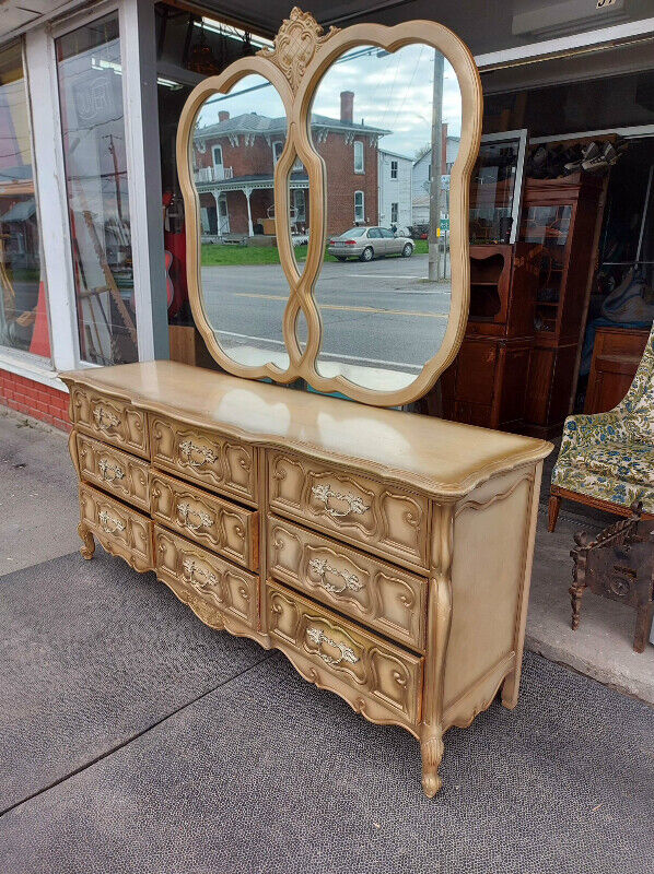 BEAUTIFUL VERSATILE VINTAGE DRESSER WITH MATCHING MIRROR Commodes et