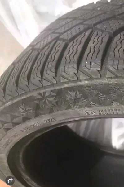 Winter Tire : Continental 255/45R 20 : 2 seasons used (AR. 6000Km) Good conditions. Pneus hiver : Co...