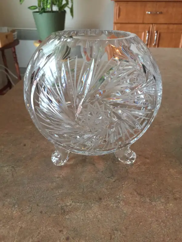 Bonbonnière sur pieds en crystal Pinwheel in Kitchen & Dining Wares in City of Montréal - Image 2