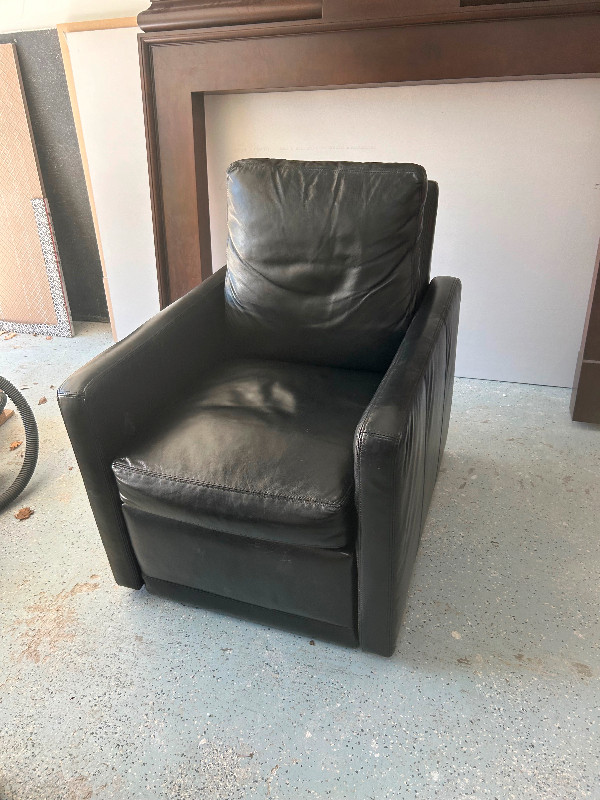 Lee Industries reclining, swivel leather chair for sale in Chairs & Recliners in City of Toronto - Image 2
