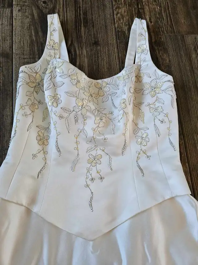 Beautiful Flower Details Wedding Dress Size 6-8  in Wedding in Moncton - Image 4
