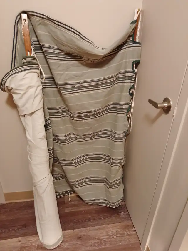 Canvas Hammock with Cotton Rope and Hardwood Spreader Bars in Outdoor Décor in Guelph - Image 4