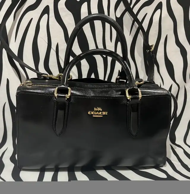 Vintage Boutique Quality Black Leather Coach Bag in Women's - Bags & Wallets in City of Toronto - Image 3
