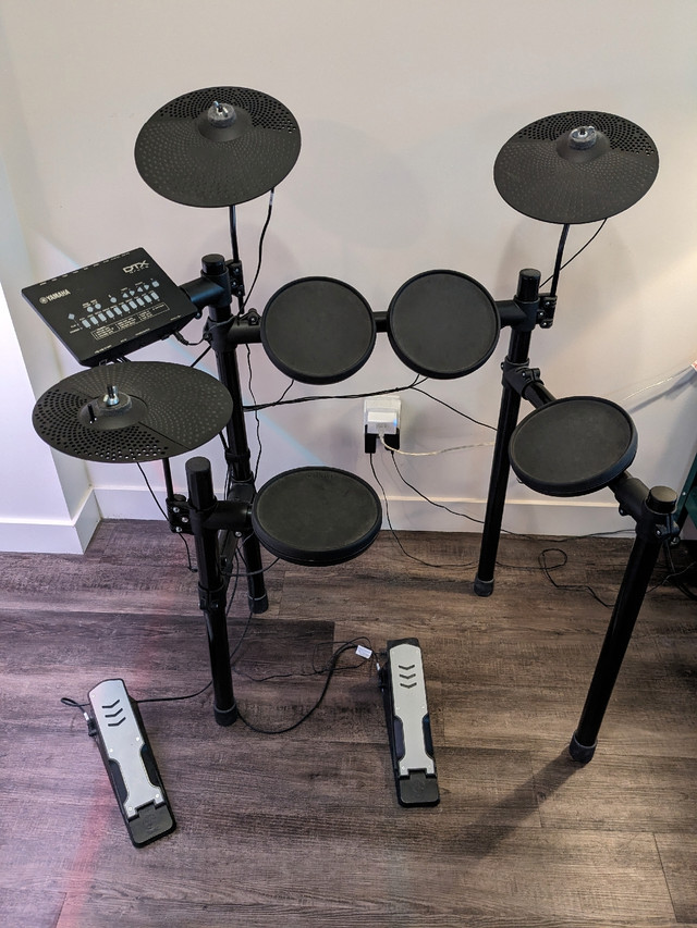 Yamaha DTX402K Electronic Drum Set in Drums & Percussion in Mississauga / Peel Region